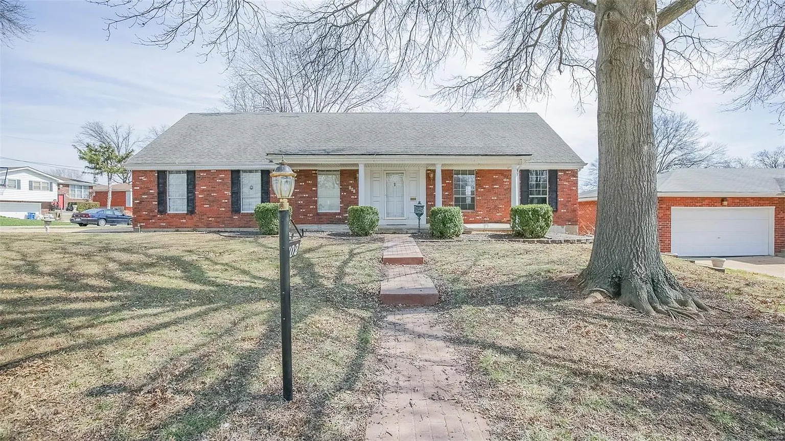 702 Henlin Dr photo 1