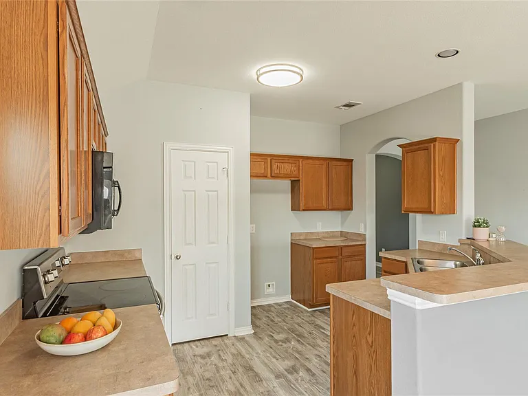 704 Cedar Cove Dr — Photo 4