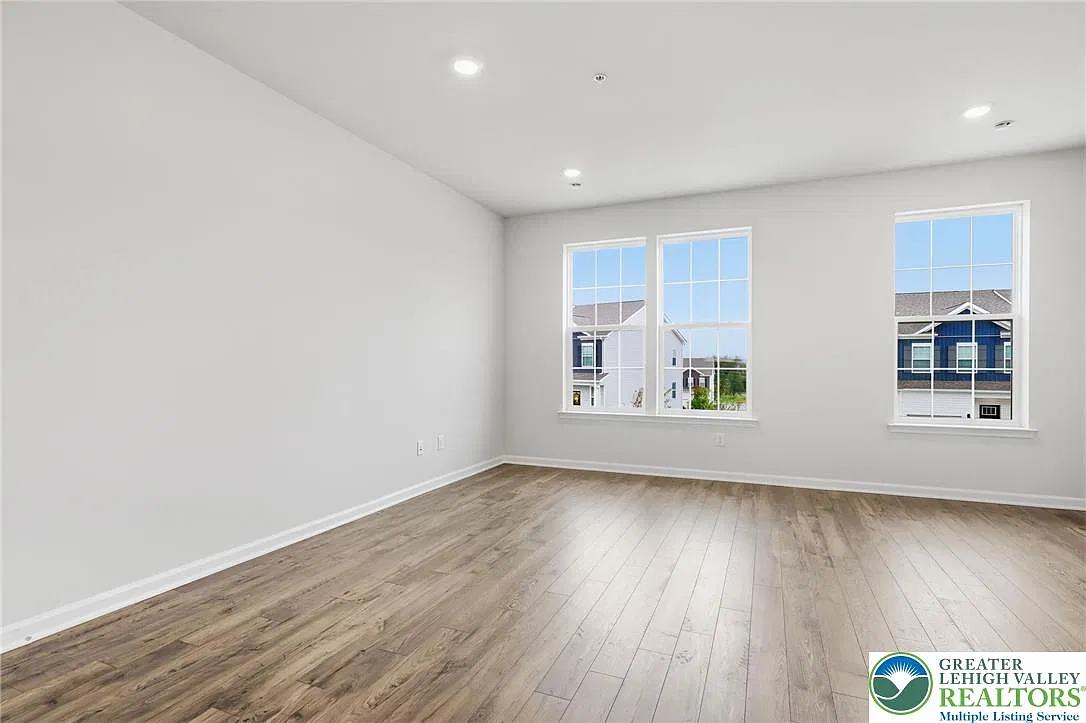 3 bed, 2.5 bath, 2208 sqft, $3,100 — Photo 4