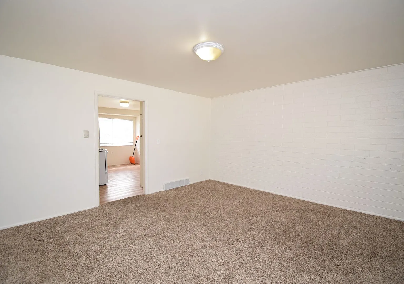 Charming 2 Bed Unit in Peaceful, Quiet Millcreek!! — Photo 2