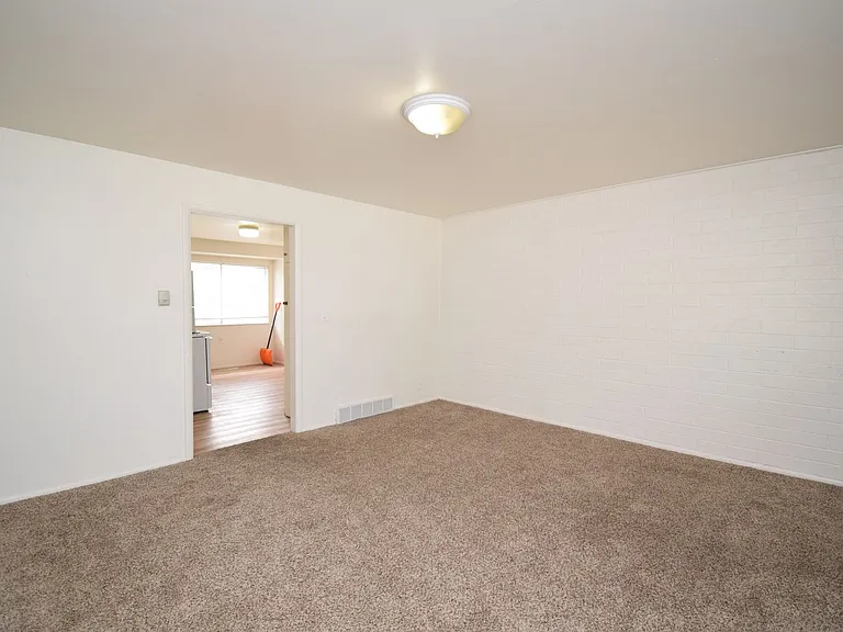 4248 S 1350 E — Photo 2