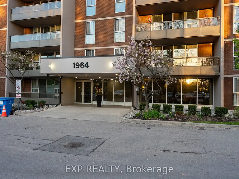 1964 Main St W #901 — Photo 2