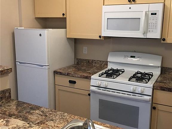 3rd image of 481 Franklin St APT 5