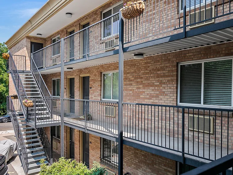 150 S Clarkson — Photo 18