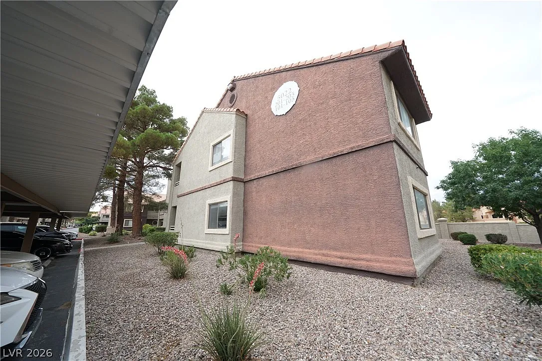 1 bed, 1.0 bath, 907 sqft, $1,295 — Photo 2
