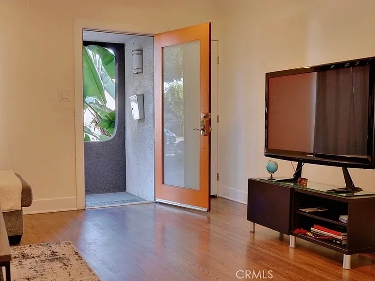 5150 Romaine St — Photo 2
