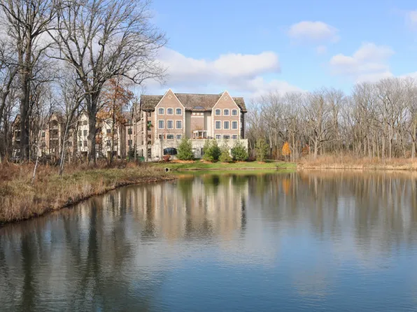 1800 Amberley Ct #101, Lake Forest, IL 60045