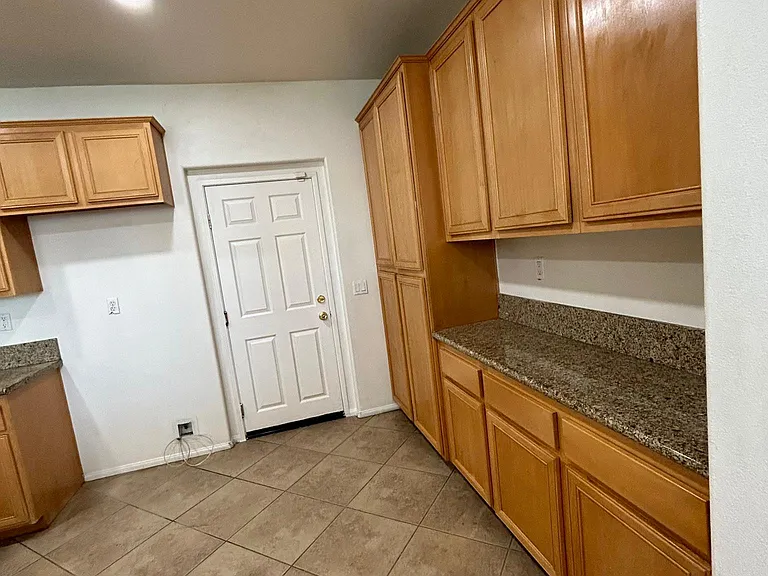 26255 Iris Ave #B — Photo 11