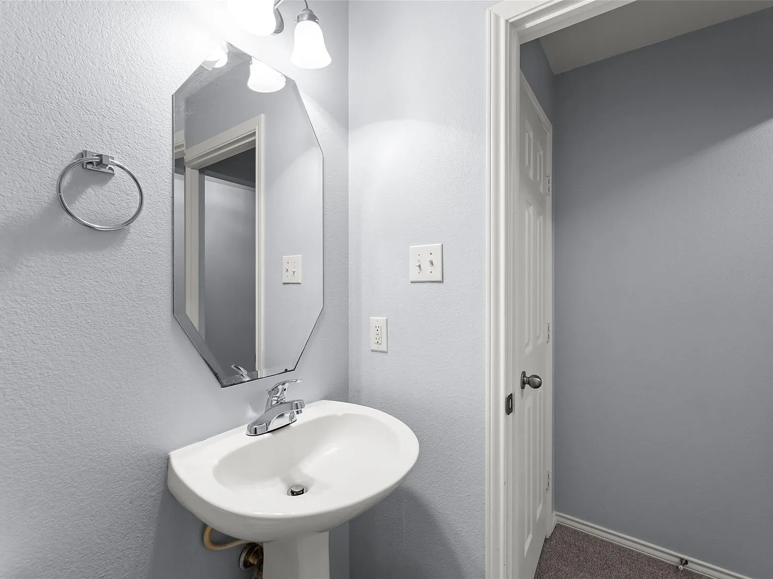 4 bed, 2.5 bath, 2793 sqft, $2,099 — Photo 4