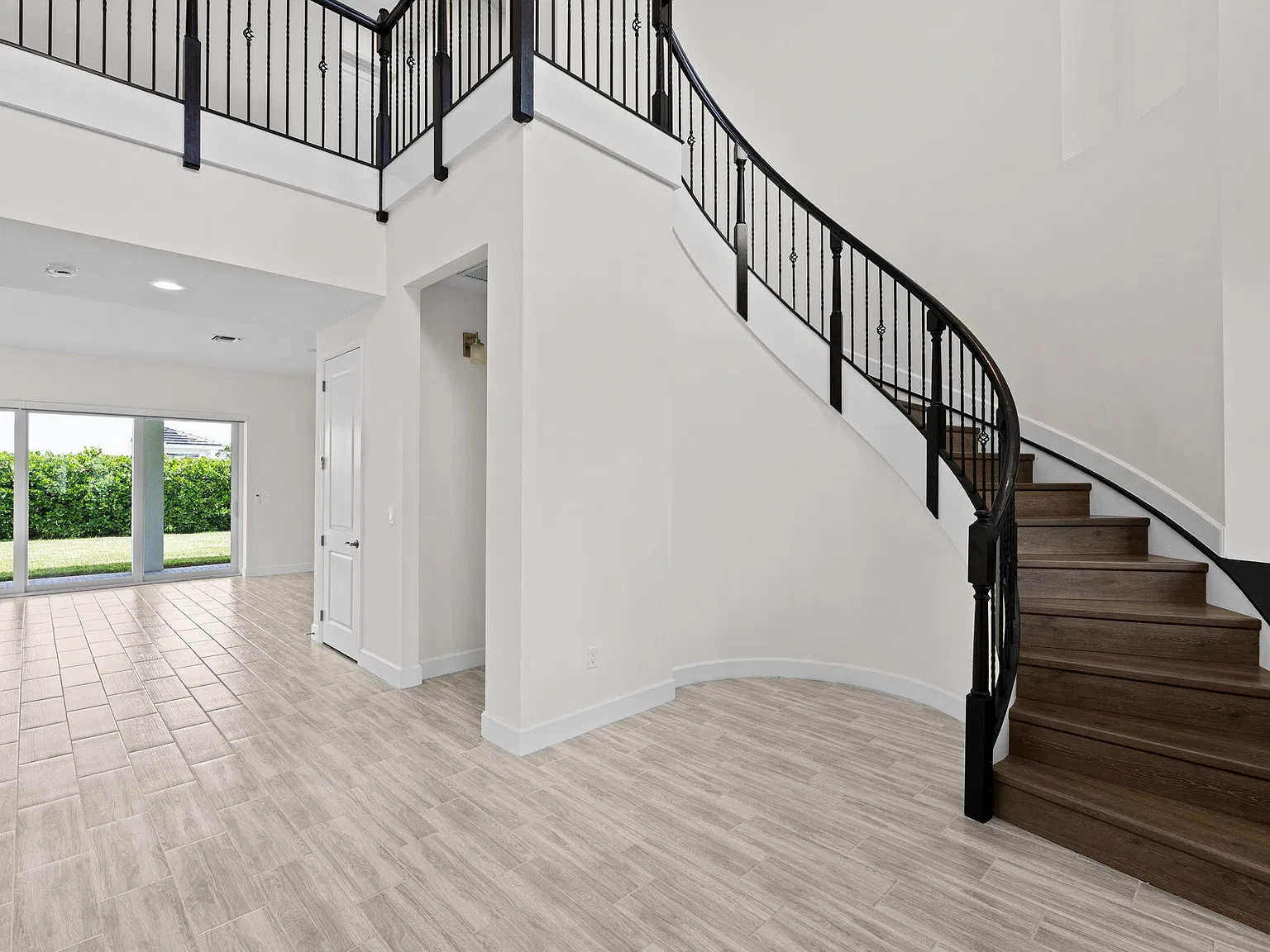 4 bed, 3.5 bath, 3707 sqft, $4,300 — Photo 2