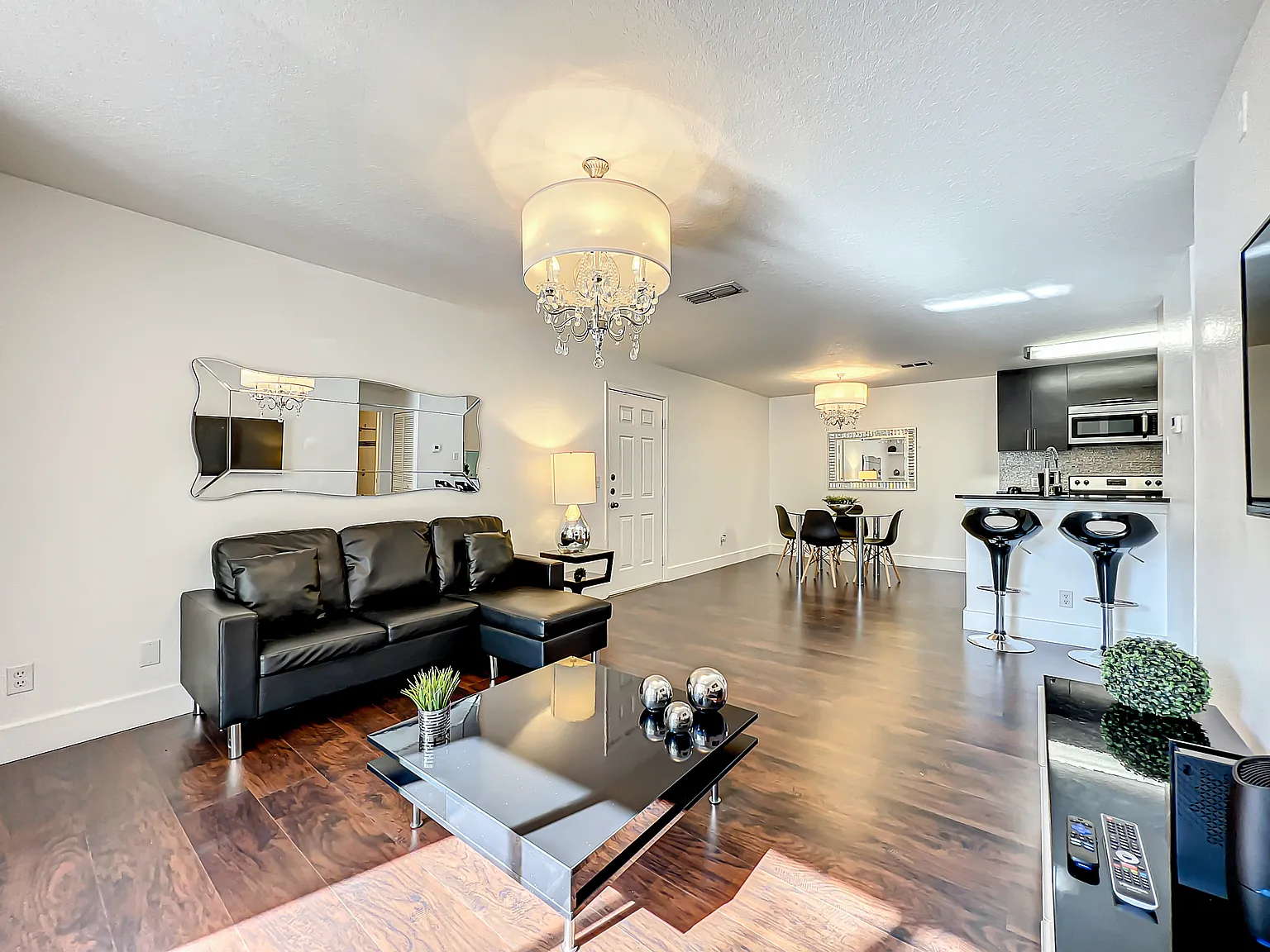 1 bed, 900 sqft, $2,400 — Photo 2