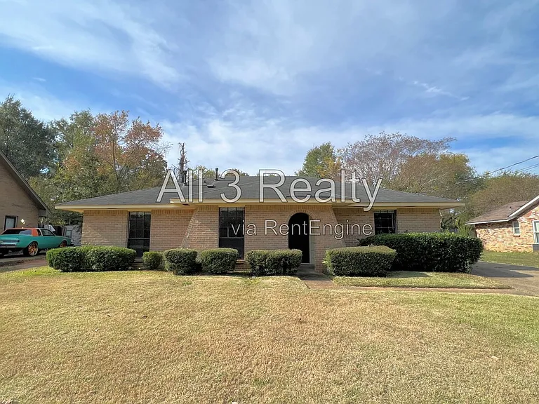561 Dunbarton Rd — Photo 1