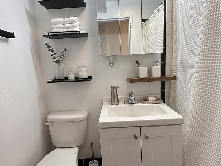 240 W 20th St #A — Photo 5