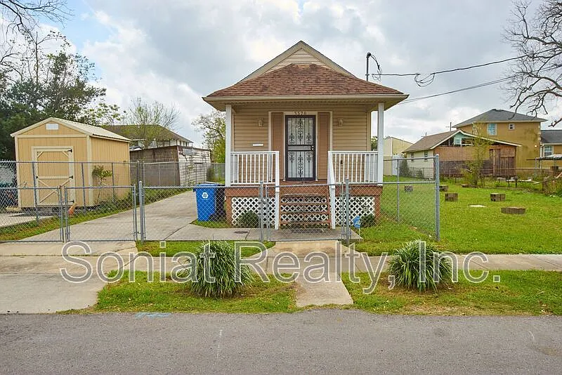2 bed, 1.0 bath, 1120 sqft, $1,300 — Photo 1