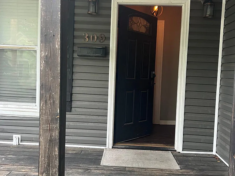 309 E 6th St — Photo 3