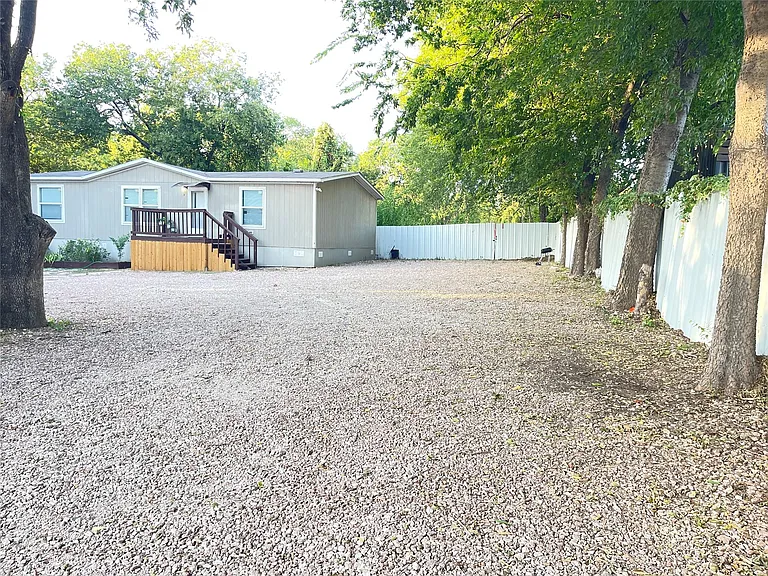 1430 W Howard Ln — Photo 2