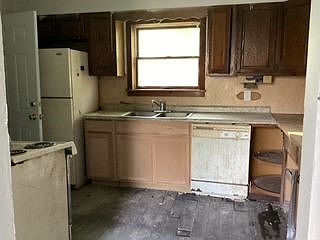 3rd image of 11 Maple St