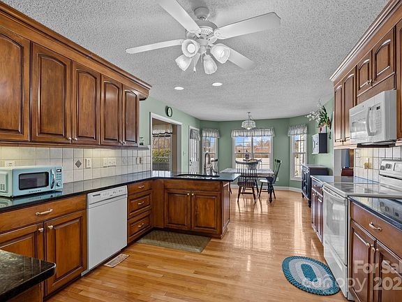 5th image of 144 Cameron Dr