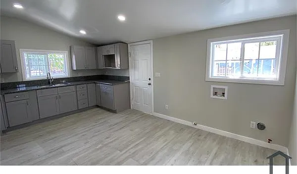 8415 S San Pedro St — Photo 9