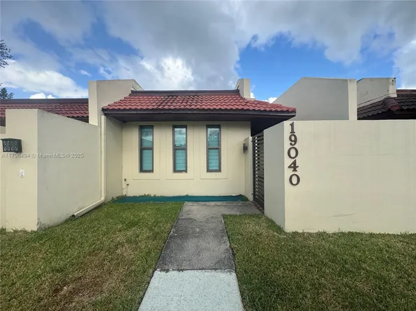 19040 NW 65th Ct, Hialeah, FL 33015