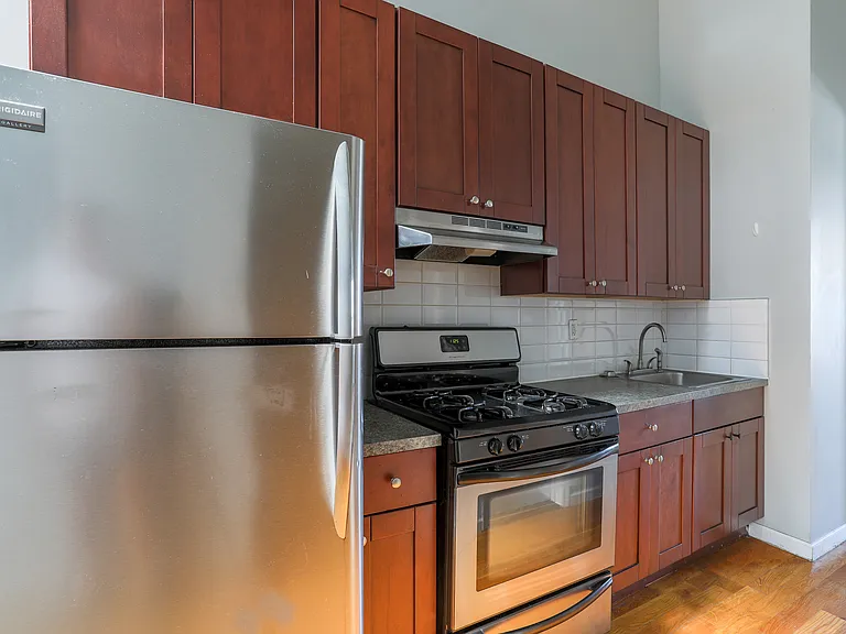 325 Melrose St #3L — Photo 5