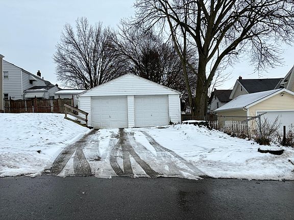 4th image of 1560 Redwood Ave