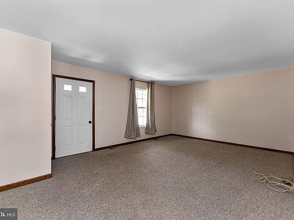3rd image of 221 Pennwood Dr