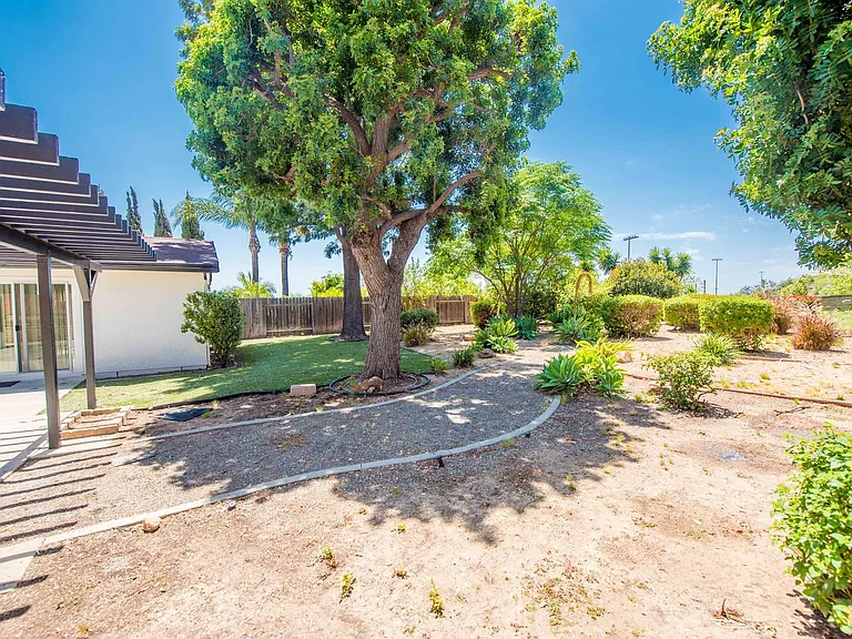4395 Avenida De Las Flores — Photo 31
