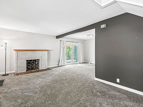 4th image of 215 Kenyon Ave