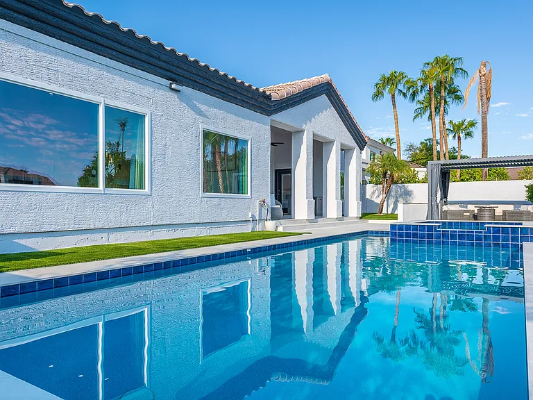 1710 E Queen Palm Dr — Photo 2