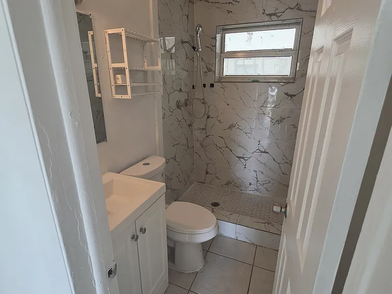 1305 NE 2nd Ave #4 — Photo 9