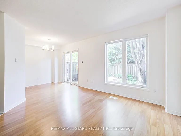 51 Playfair Rd — Photo 8