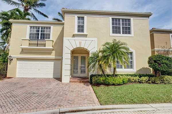 Home For Sale In Woodfield Country Club