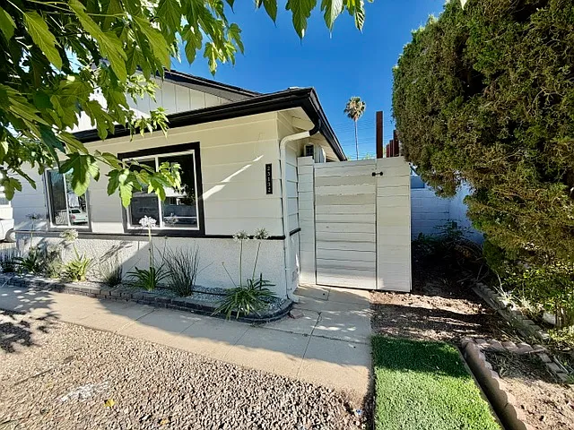 23130 Hartland St — Photo 23