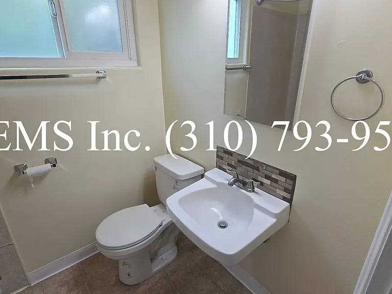 Bright Upstairs 1 Bedroom Apartment w/ Shared Garage Parking — Photo 16