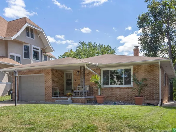 4917 Cass St, Omaha, NE 68132