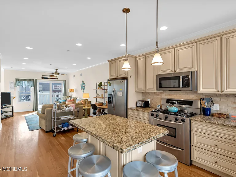 21 Blaine Ave #11 — Photo 10