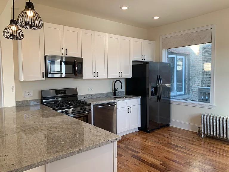 1045 W Barry Ave #3 — Photo 1
