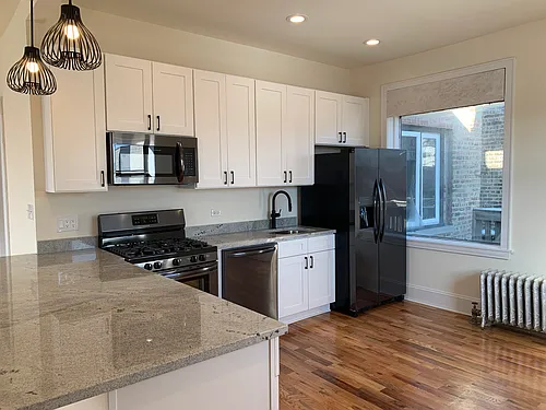 1045 W Barry Ave #3 Photo 1