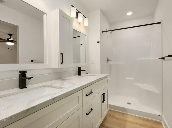 330 N Conway St, Raymore, MO 64083