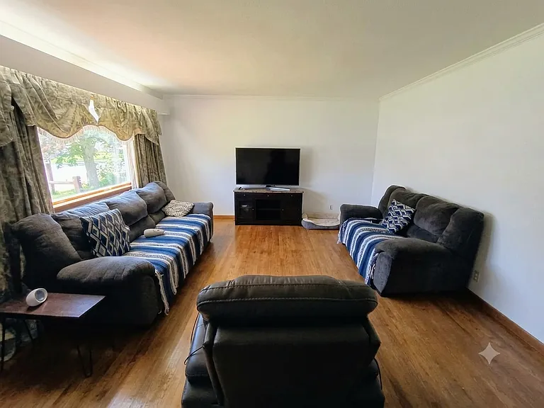 1209 W Fulton St — Photo 4