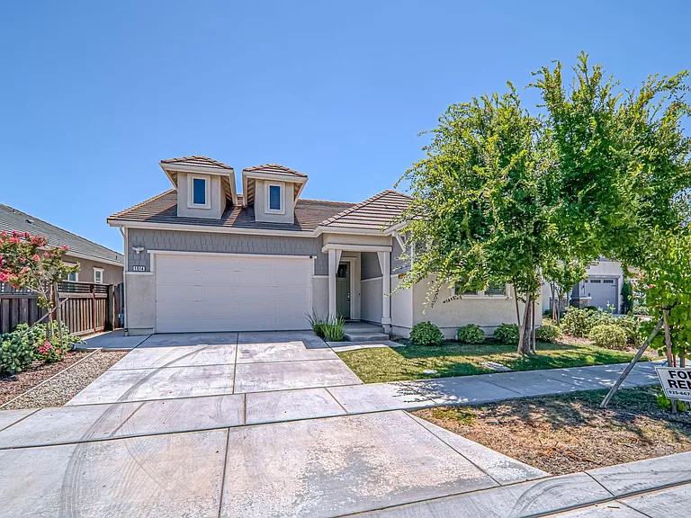 1914 Balsam Ct — Photo 2