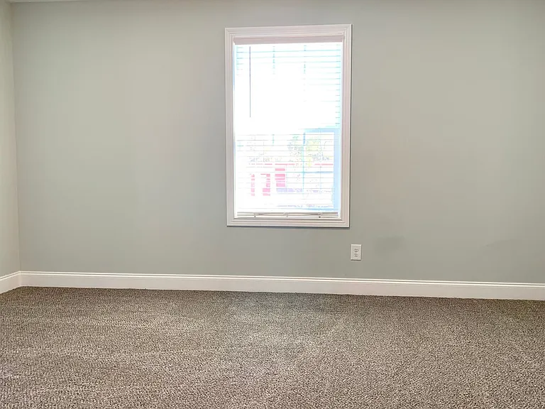 915 Sinclair Dr — Photo 17