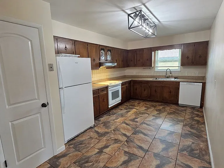 411 Shade St — Photo 7