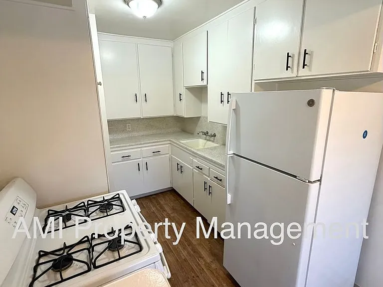 One Bedroom Close to Downtown! — Photo 4