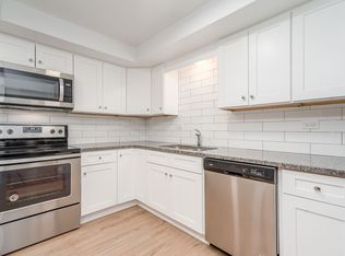 21 S Waiola Ave #22, La Grange, IL 60525