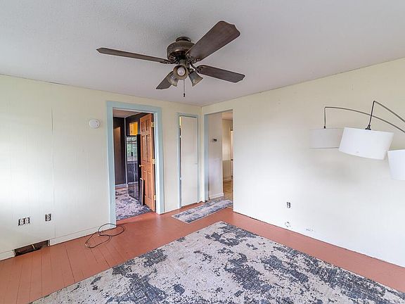 4th image of 422 Washington STREET