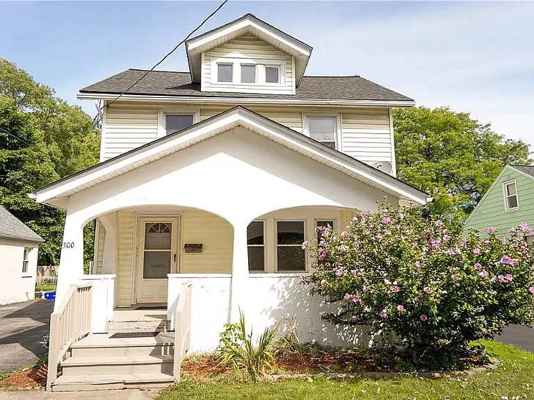 300 Ashwood Dr — Photo 1