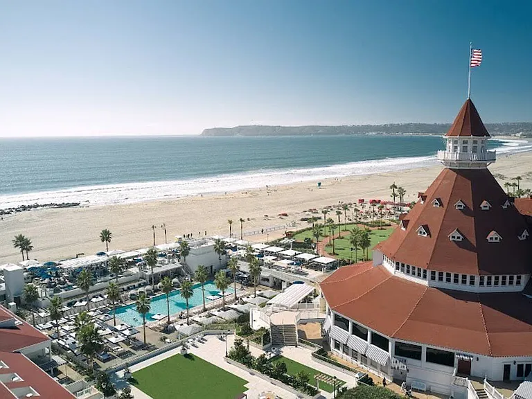 Endless horizons and golden sands_Coronado Beach is pure paradise!