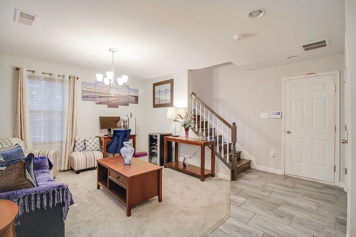 3 bed, 4.0 bath, 2284 sqft, $3,500 — Photo 2